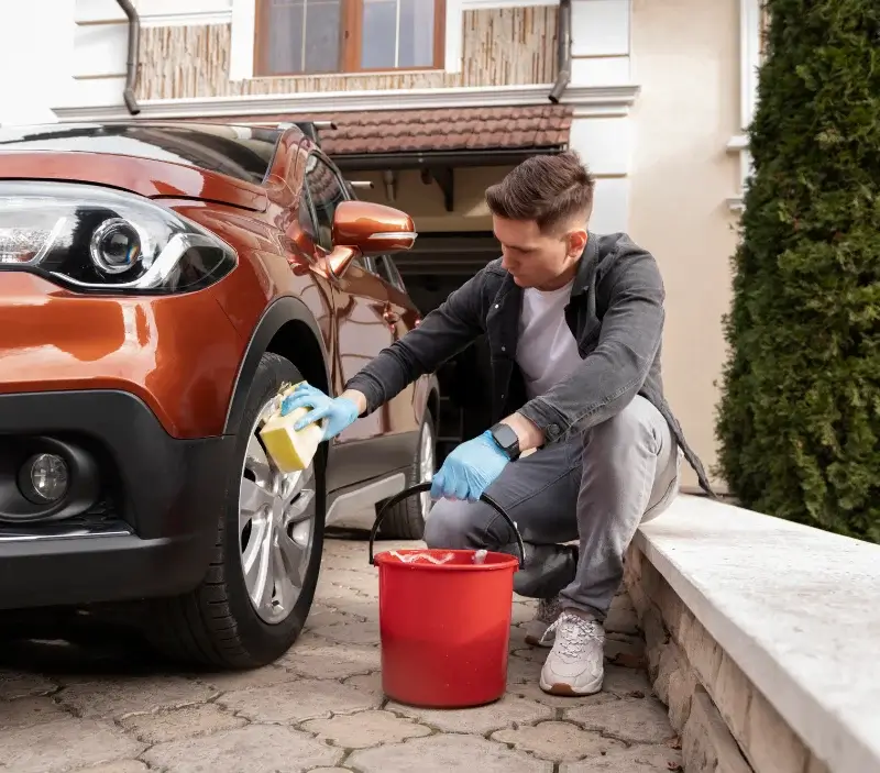 Lavage auto à domicile Pouru-aux-Bois : professionnel intervenant sur un véhicule